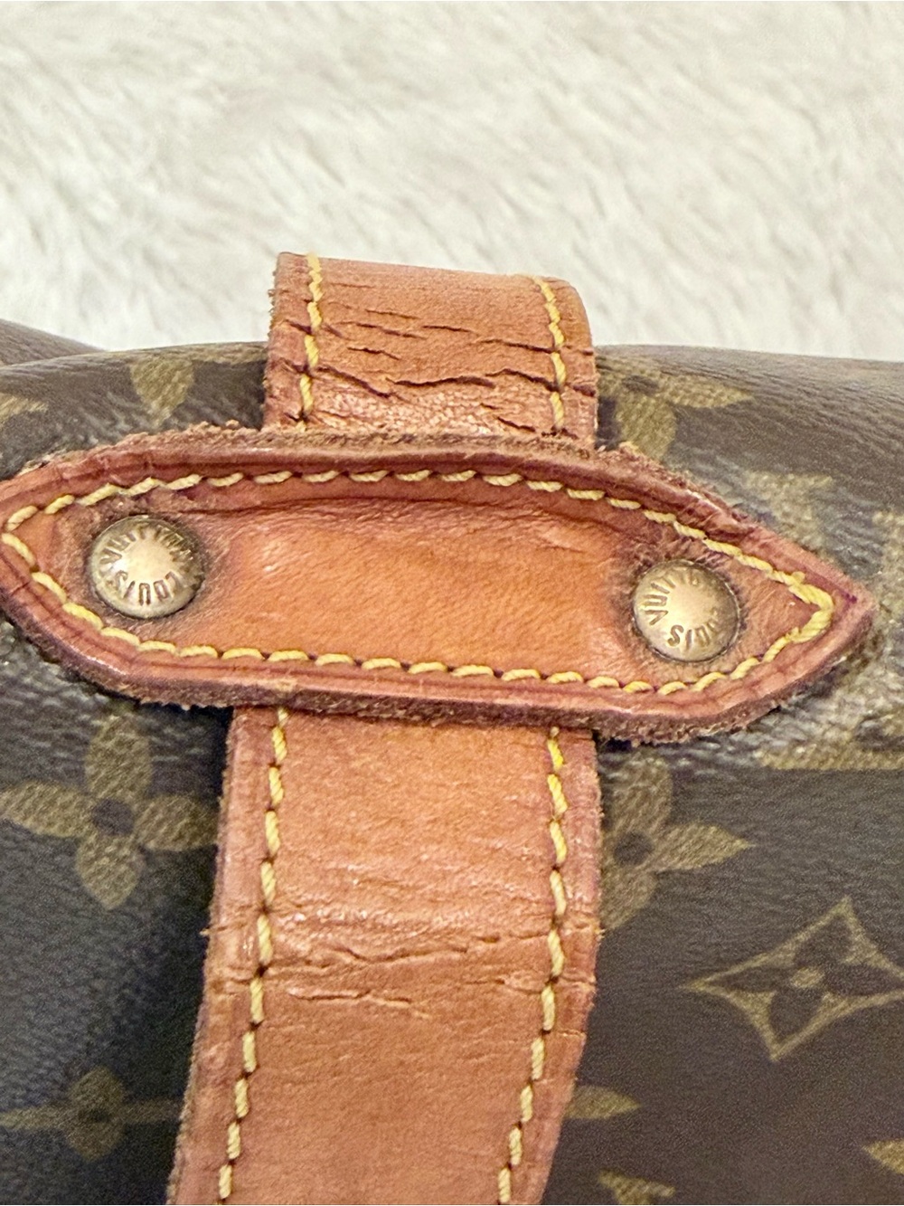 Louis Vuitton vintage Saumur 35 Monogram Crossbody - Picture 8 of 16